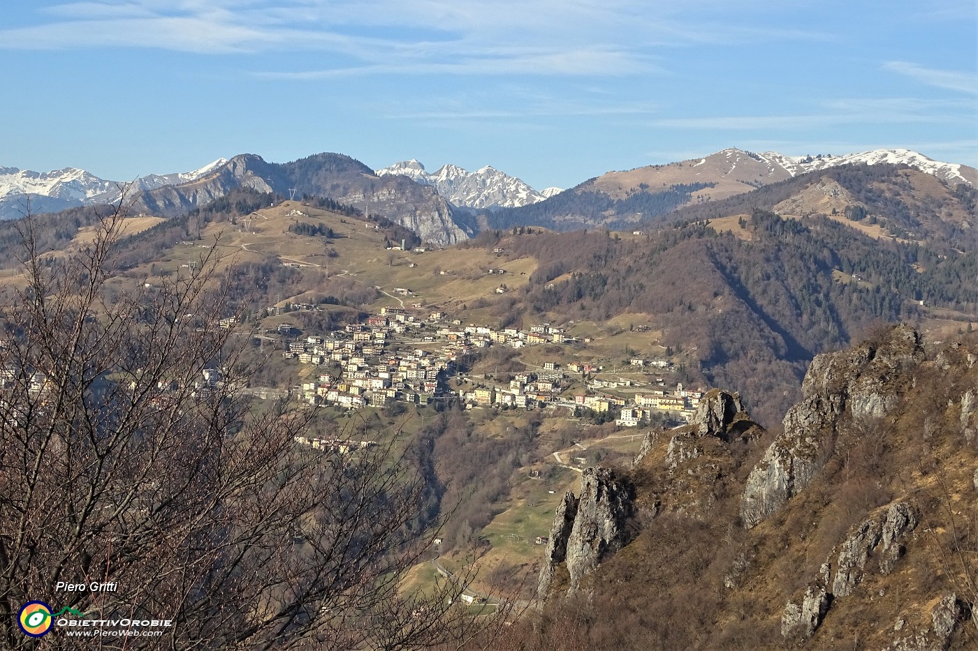 26 Vista verso Dossena e le Orobie.JPG